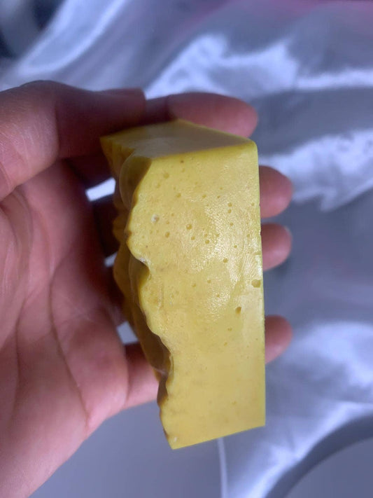 Savon nourrissant visage et corps au curcuma et mousse de mer, seamoss and tumeric soap.
