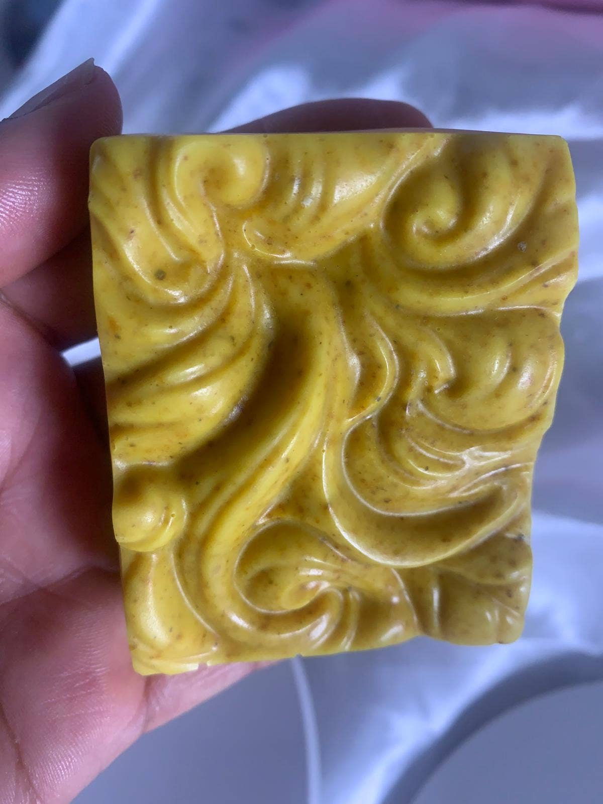 Savon nourrissant visage et corps au curcuma et mousse de mer, seamoss and tumeric soap.