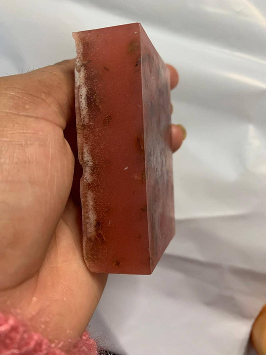 Savon naturel aux pétales de rose fait main