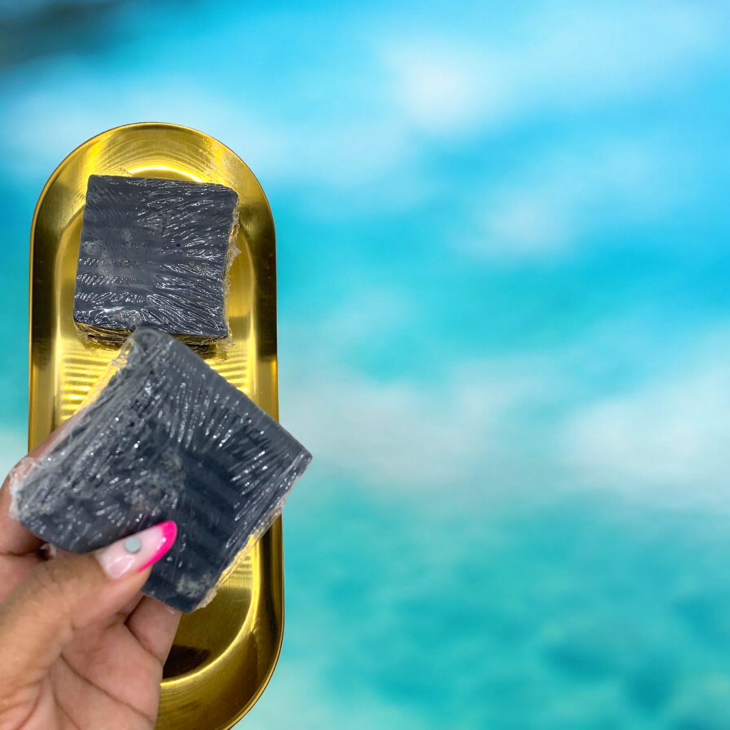 Savon naturel anti acné au charbon actif fait main.