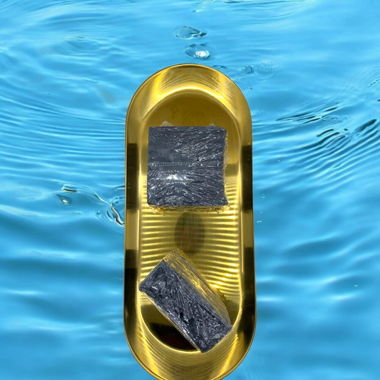 Savon naturel anti acné au charbon actif fait main.