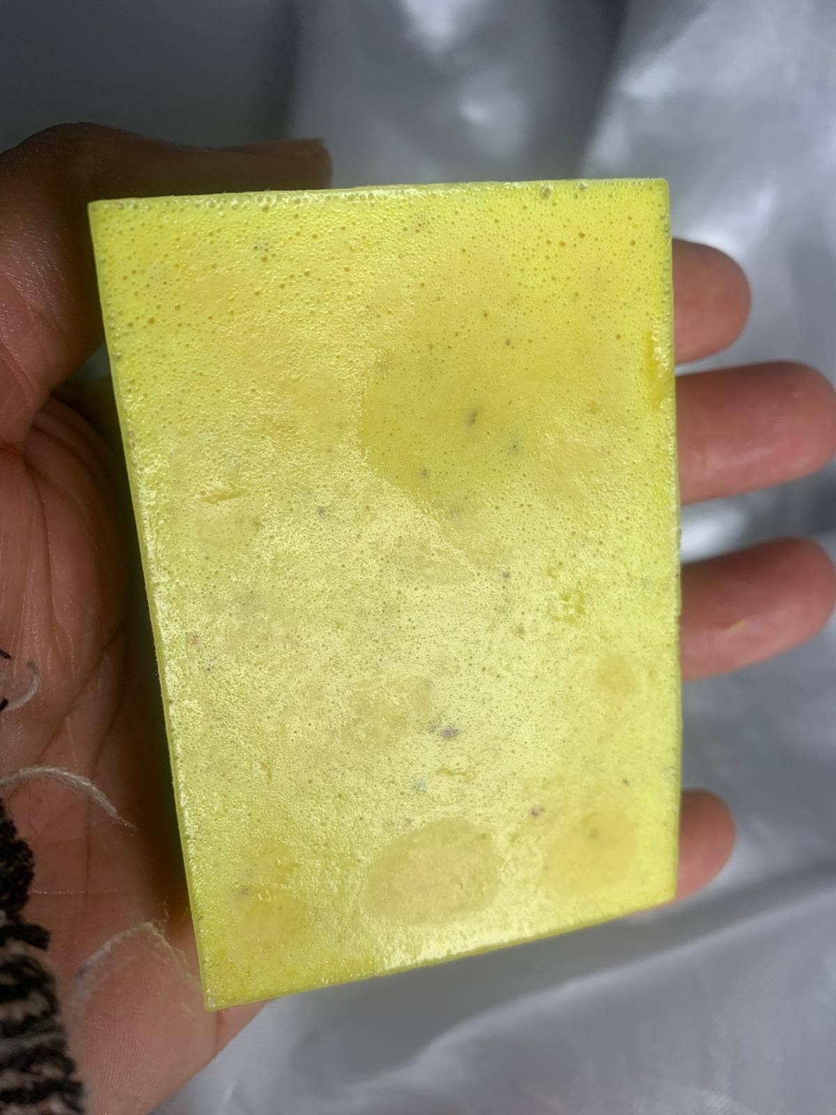 Savon nourrissant visage et corps au curcuma et mousse de mer, seamoss and tumeric soap.