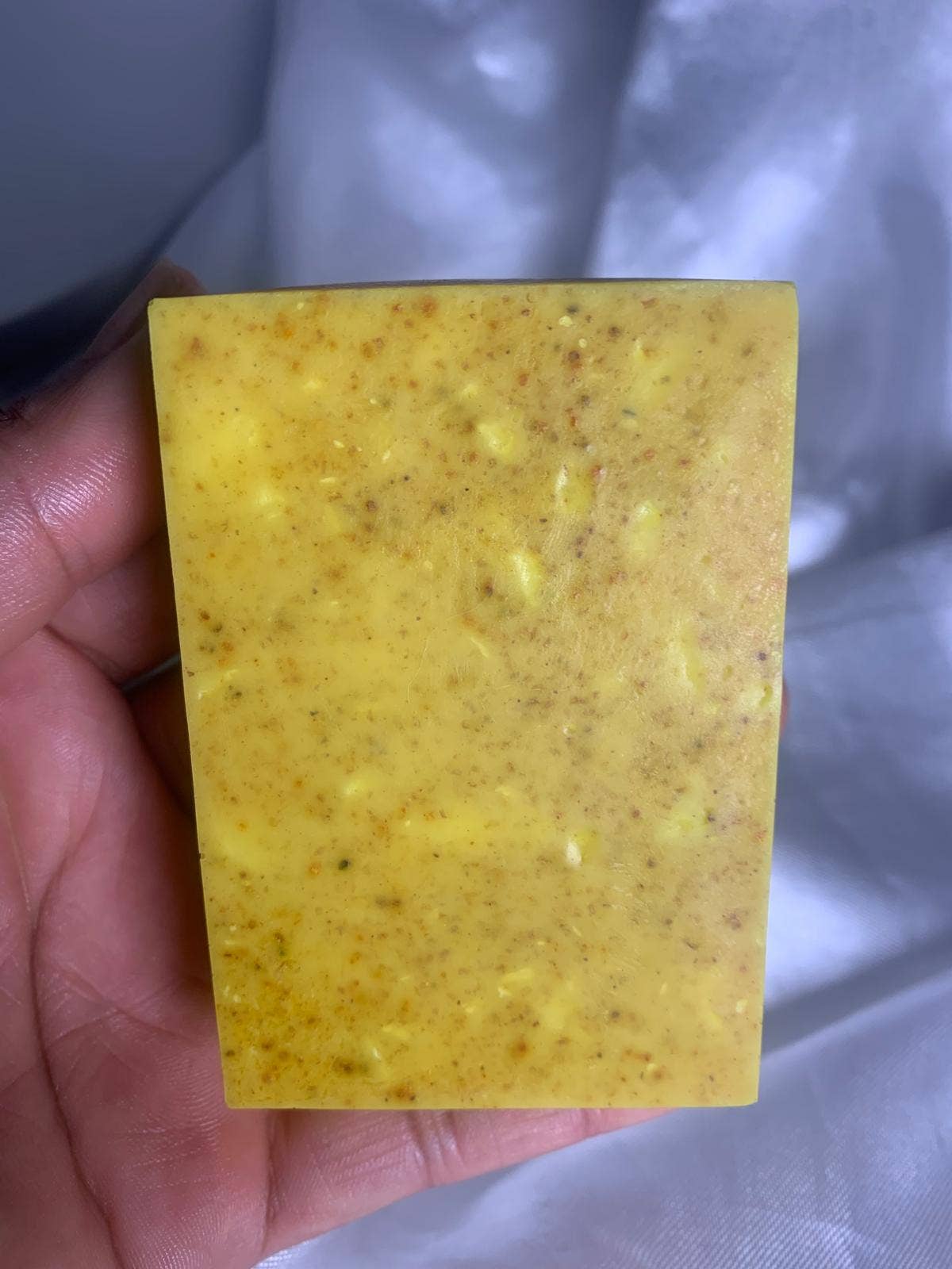 Savon nourrissant visage et corps au curcuma et mousse de mer, seamoss and tumeric soap.
